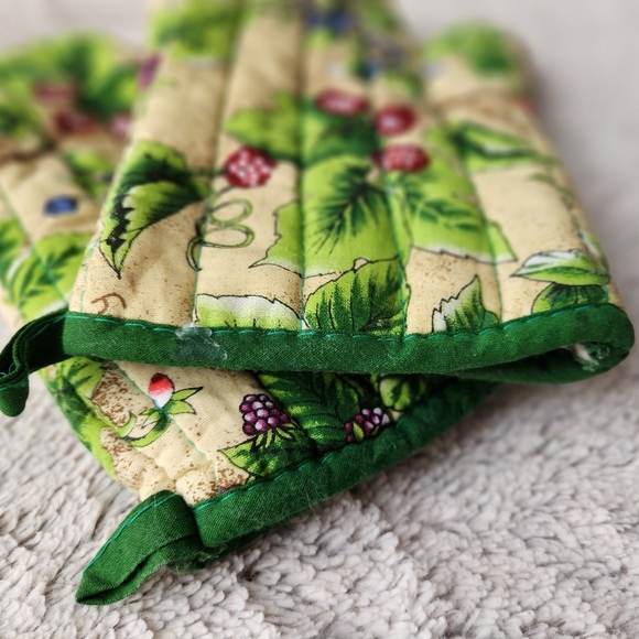 FREE 🍇 Pair of Oven Mitts W. Purchase - Picture 4 of 4